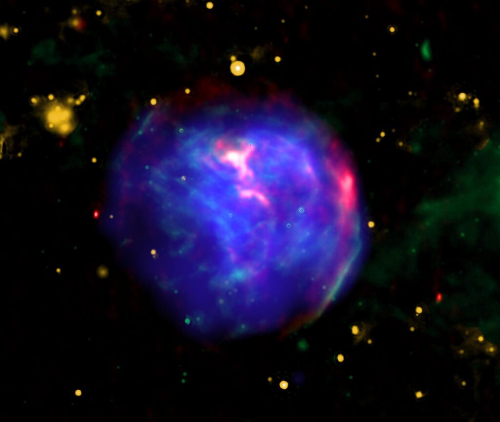 Esta imagen muestra G344.7-0.1, un remanente de supernova creado por una llamada supernova de tipo Ia, que representa rayos X de Chandra, datos infrarrojos de Spitzer y datos de radio del Very Large Array y el Australia Telescope Compact Array. Las supernovas de tipo Ia pueden ocurrir cuando una enana blanca extrae material de una estrella compañera hasta que la enana blanca crece tanto que se vuelve inestable y explota. Los estudios de los elementos dejados por la explosión como este son algunas de las mejores herramientas disponibles para los científicos para comprender mejor los detalles de las supernovas de tipo Ia. Crédito: Rayos X: NASA/CXC/Tokyo Univ. of Science/K. Fukushima, et al.; IR: NASA/JPL/Spitzer; Radio: CSIRO/ATNF/ATCA