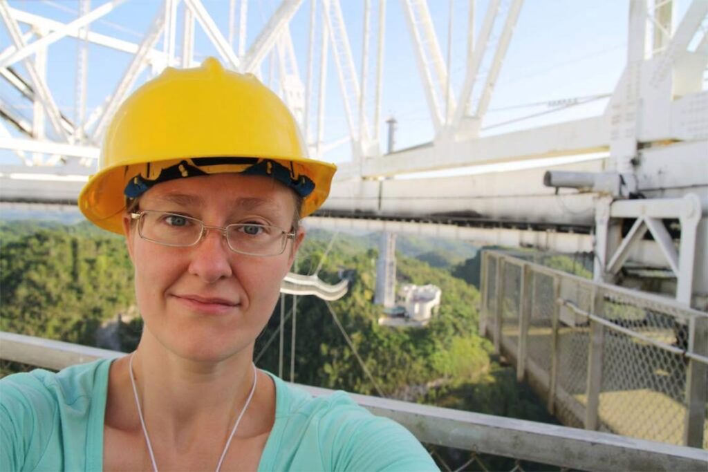 Jennifer West, investigadora del Instituto Dunlap de Astronomía y Astrofísica de la Universidad de Texas, dice que dos estructuras magnéticas vistas en lados opuestos del cielo forman lo que parece un túnel alrededor del sistema solar. Crédito: Foto cortesía de Jennifer West

