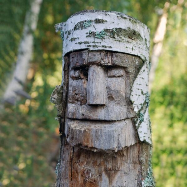 Escultura de árbol moderna de un vikingo.