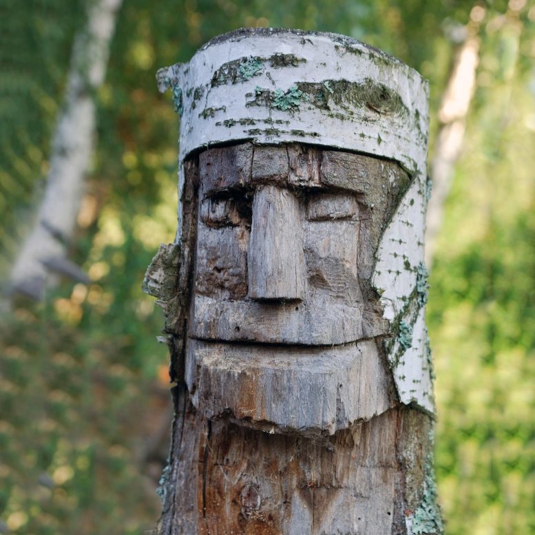 Escultura de árbol moderna de un vikingo.
