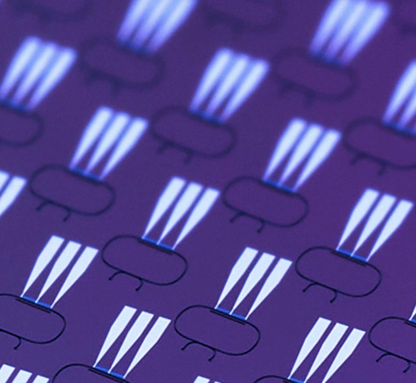 Aisladores ópticos en chip para longitudes de onda de 780 nm y 1550 nm, fabricados en niobato de litio en la Universidad de Illinois Urbana-Champaign. Crédito: Ogulcan Orsel
