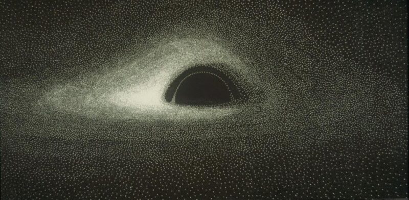 La primera imagen renderizada de un agujero negro, iluminado por materia que cae. En este estudio, los investigadores han propuesto un modelo en el que estos objetos pueden ganar masa sin la adición de materia: pueden acoplarse cosmológicamente al crecimiento del propio universo. Crédito: Jean-Pierre Luminet, “Imagen de un agujero negro esférico con un disco de acreción delgado”, Astronomy and Astrophysics 75 (1979): 228–35.