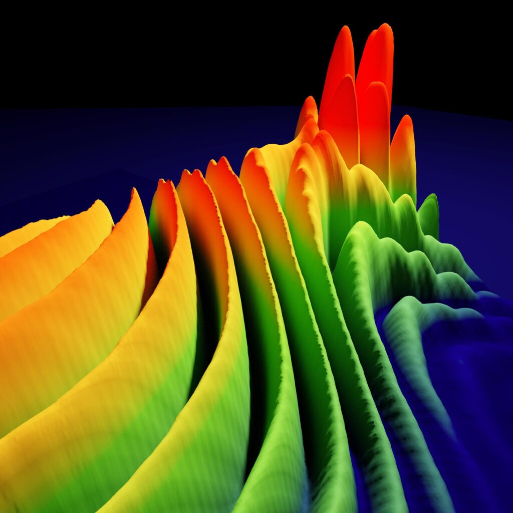 Los solitones ultracortos se superponen y producen patrones de interferencia espectral: la espectroscopia en tiempo real resuelve su dinámica rápida y rastrea el cambio de moléculas de solitón en un láser de fibra de femtosegundos. La imagen muestra sucesivos espectros experimentales registrados durante un proceso de conmutación. Crédito: Cortesía de Moritz B. Heindl