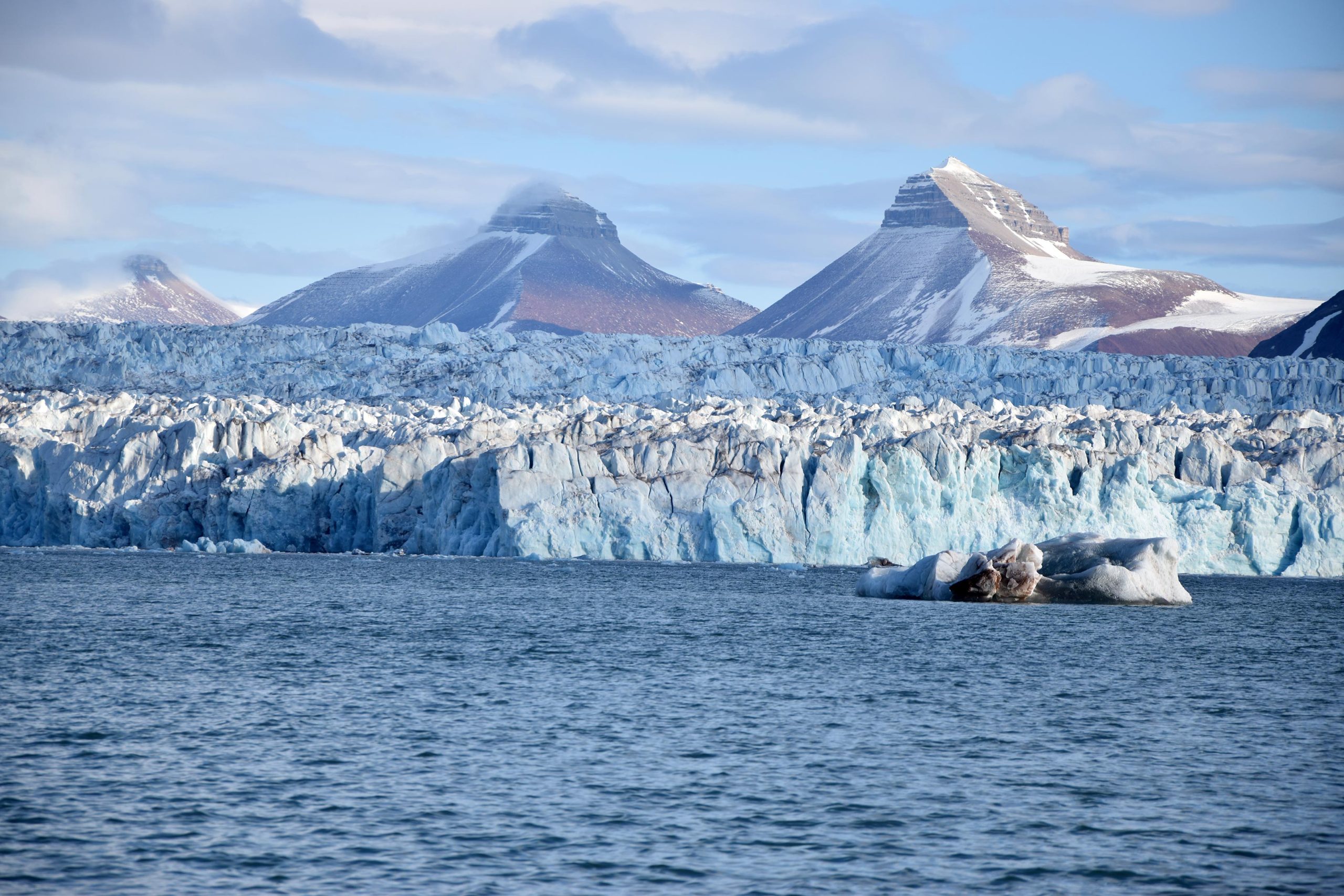 Un grupo internacional de investigadores reconstruyó la historia reciente del calentamiento de los océanos en la puerta de entrada al Océano Ártico en una región llamada Estrecho de Fram, entre Groenlandia y Svalbard, y descubrió que el Océano Ártico se ha estado calentando durante mucho más tiempo de lo que sugerían registros anteriores. Crédito: Sara Giansiracusa