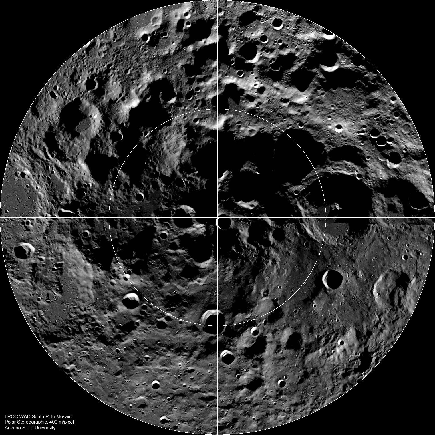 Imagen de mosaico del polo sur de la Luna. El cráter Henson está ubicado justo al sur del cráter de Gerlache, visto aquí a la izquierda del polo sur en el centro de este mosaico. Crédito: NASA / GSFC / Universidad Estatal de Arizona