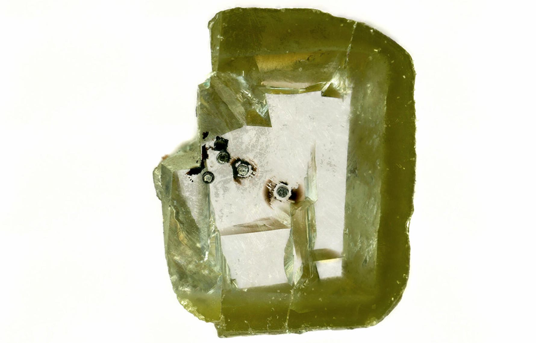 El mineralogista de la UNLV Oliver Tschauner y sus colegas descubrieron un nuevo mineral que fue llevado a la superficie de la Tierra en un diamante (en la foto aquí). Crédito: Aaron Celestian, Museo de Historia Natural del Condado de Los Ángeles