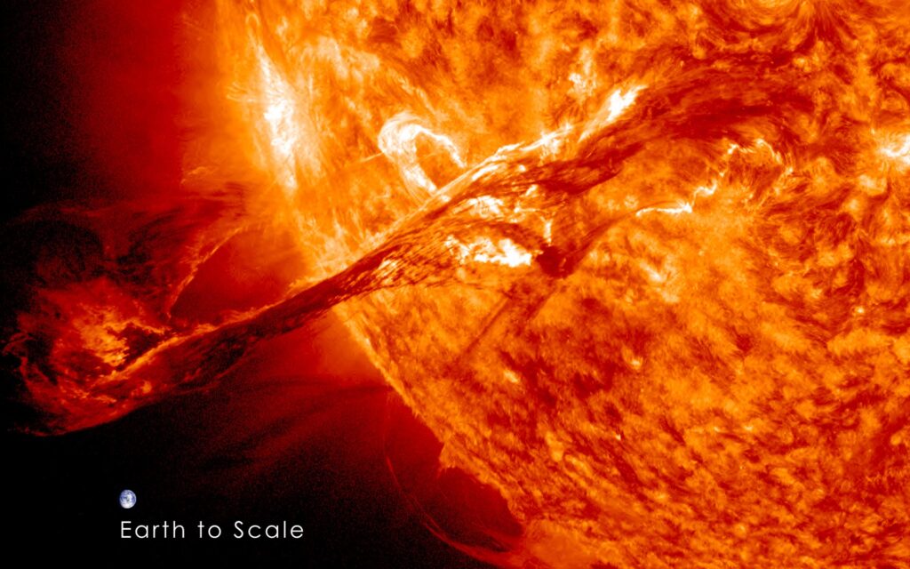 Imagen de la Tierra a escala con la erupción del filamento. Nota: la Tierra no está tan cerca del sol, esta imagen es solo para fines de escala. Crédito: NASA / Goddard Space Flight Center