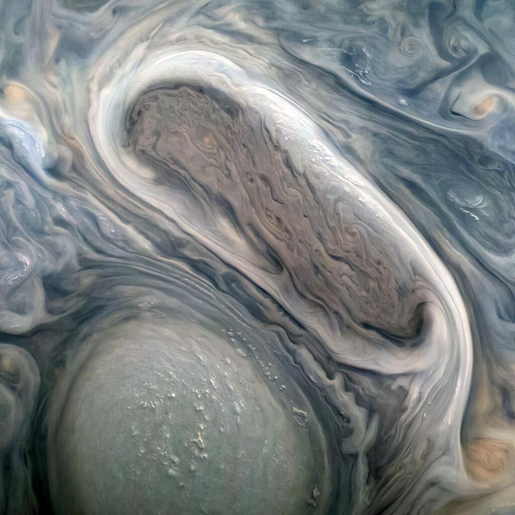 Esta imagen de JunoCam muestra dos de las grandes tormentas giratorias de Júpiter, capturadas en el paso perijove 38 de Juno, el 29 de noviembre de 2021. Crédito: NASA / JPL-Caltech / SwRI / MSSS Procesamiento de imágenes: Kevin M. Gill CC BY