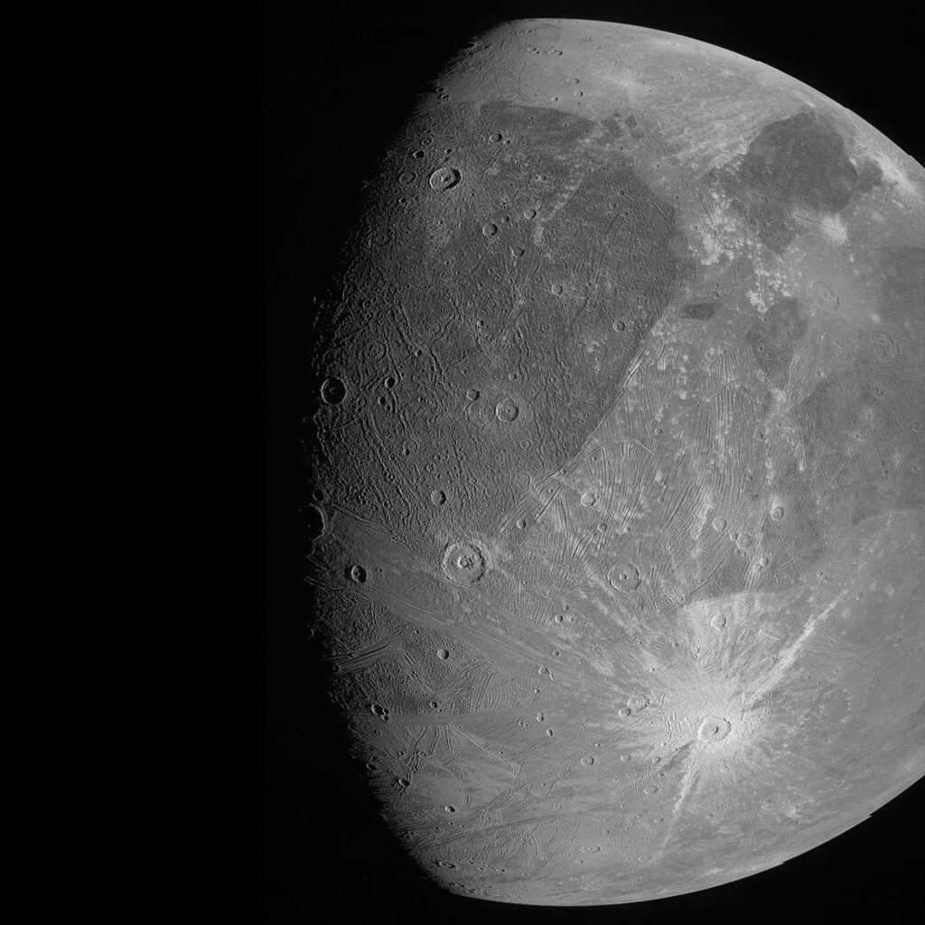 Esta imagen de la luna joviana Ganímedes fue obtenida por el generador de imágenes JunoCam a bordo de la nave espacial Juno de la NASA durante su sobrevuelo de la luna helada el 7 de junio de 2021. Crédito: NASA / JPL-Caltech / SwRI / MSSS