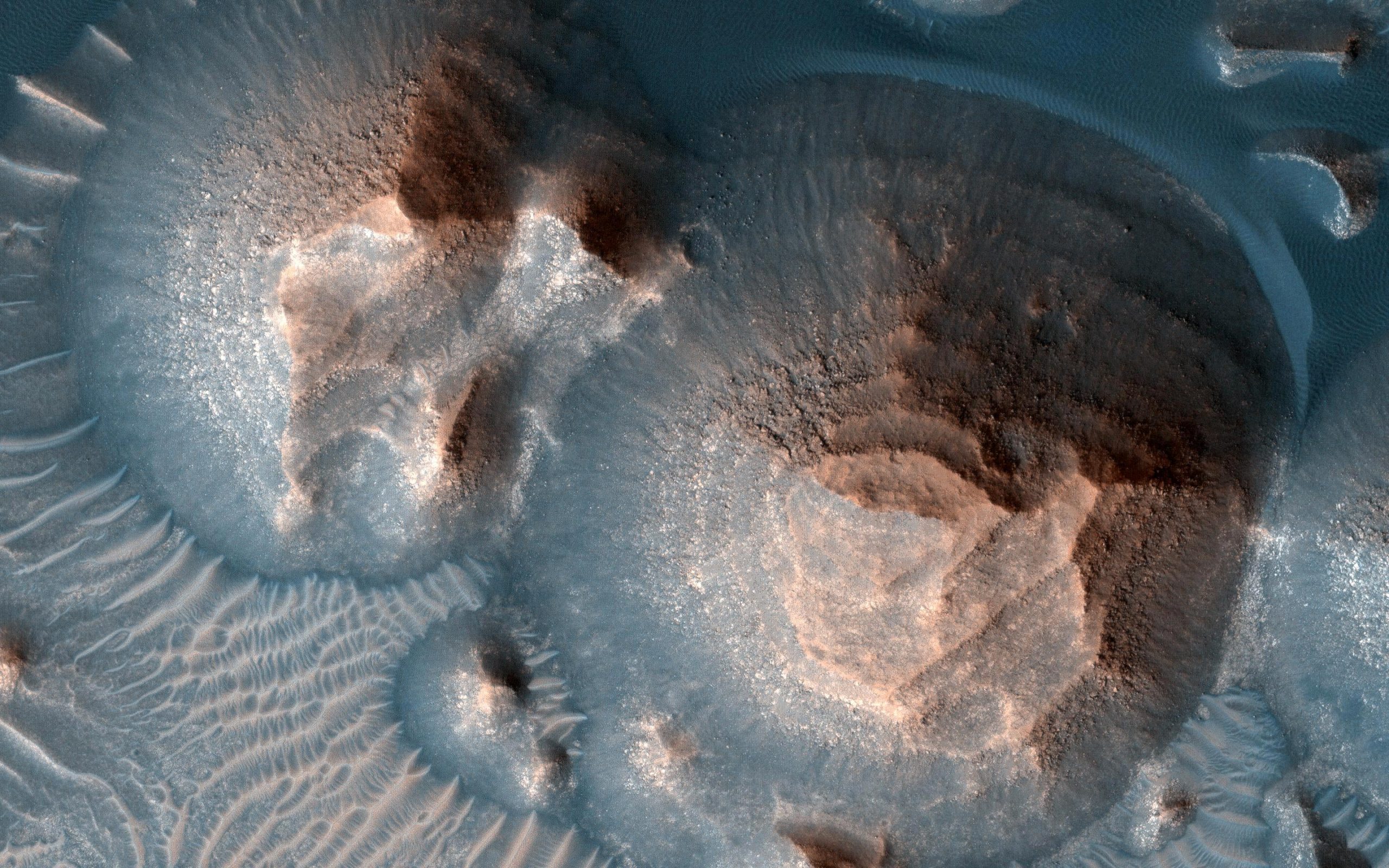 Esta imagen muestra varios cráteres en Arabia Terra que están llenos de capas de roca, a menudo expuestos en montículos redondeados. La imagen fue tomada por una cámara, el Experimento de Imágenes de Alta Resolución, en el Mars Reconnaissance Orbiter de la NASA. Crédito: NASA / JPL-Caltech / Universidad de Arizona
