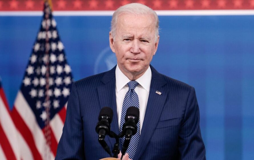 El presidente de EE. UU., Joe Biden, pronuncia comentarios sobre la economía y el alto precio de los productos durante las vacaciones en el edificio de oficinas ejecutivas de Eisenhower el 1 de diciembre de 2021, en Washington, DC (Anna Moneymaker / Getty Images)