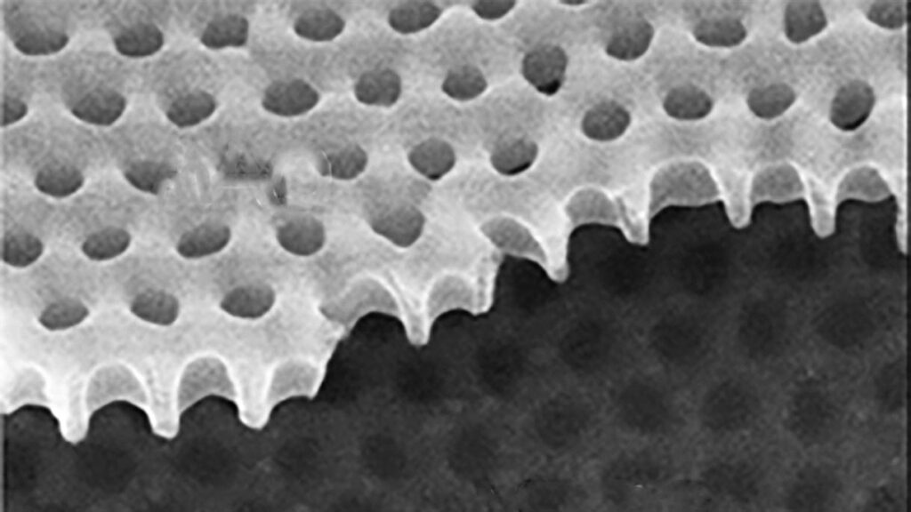 Usando un material llamado óxido de itrio, bario y cobre con pequeños agujeros, los investigadores han descubierto un comportamiento de "metal extraño" en un tipo de sistema donde los portadores de carga son bosones, algo que nunca antes se había visto. Crédito: Universidad de Brown