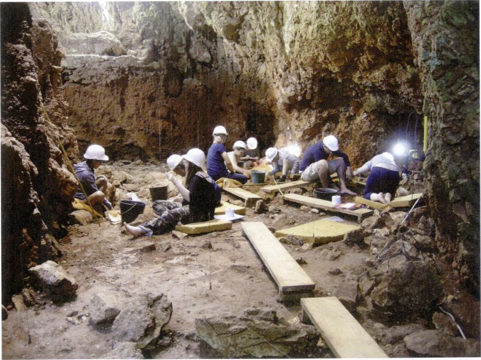 Excavaciones en la cueva Lazaret, Francia. Crédito: De Lumley, MA. neandertalización (págs. 664-p). Ediciones CNRS.


