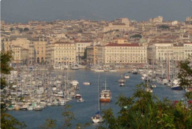 En 1940, Marsella era el único puerto en funcionamiento en la parte desocupada de Francia. Los refugiados, entre ellos muchos judíos, huyeron a Marsella, donde buscaron un pasaje para salir de Europa. La ciudad es considerada la sede del Movimiento de Resistencia Francés